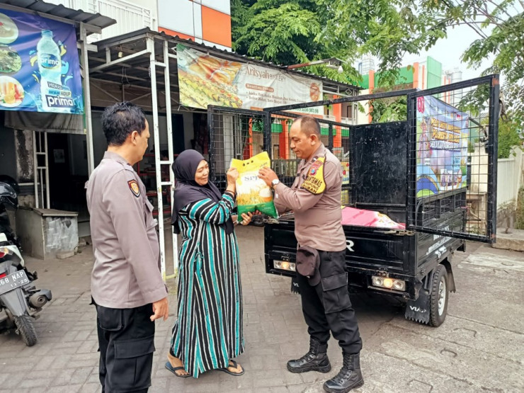 Bhabinkamtibmas Polsek Buduran Jemput Bola, Distribusikan Beras Murah Gunakan Motor Roda Tiga