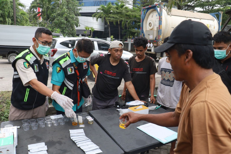 Polres Pelabuhan Tanjungperak Test Urine Sopir Truk dan Bus Jelang Mudik Lebaran