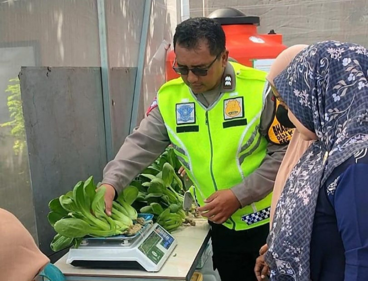 Bhabinkamtibmas Desa Kletek Cek Green House Ketahanan Pangan