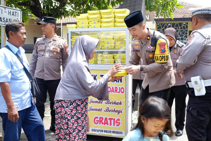 Jumat Berkah Polsek Taman Bagikan Makanan Gratis