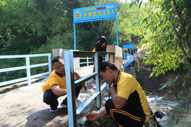 Polres Ngawi Rampungkan Perbaikan Jembatan Merah Putih Presisi di Blandongan