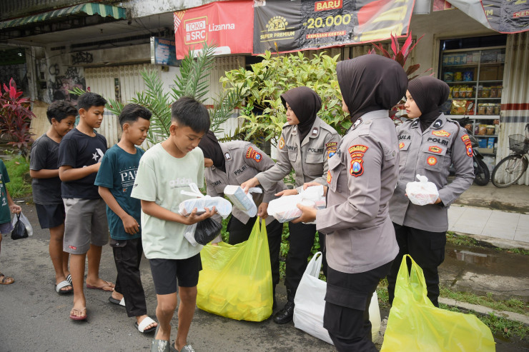 Semangat Ramadhan, Polwan Polres Bondowoso Tebar 500 Takjil di Pasar Induk