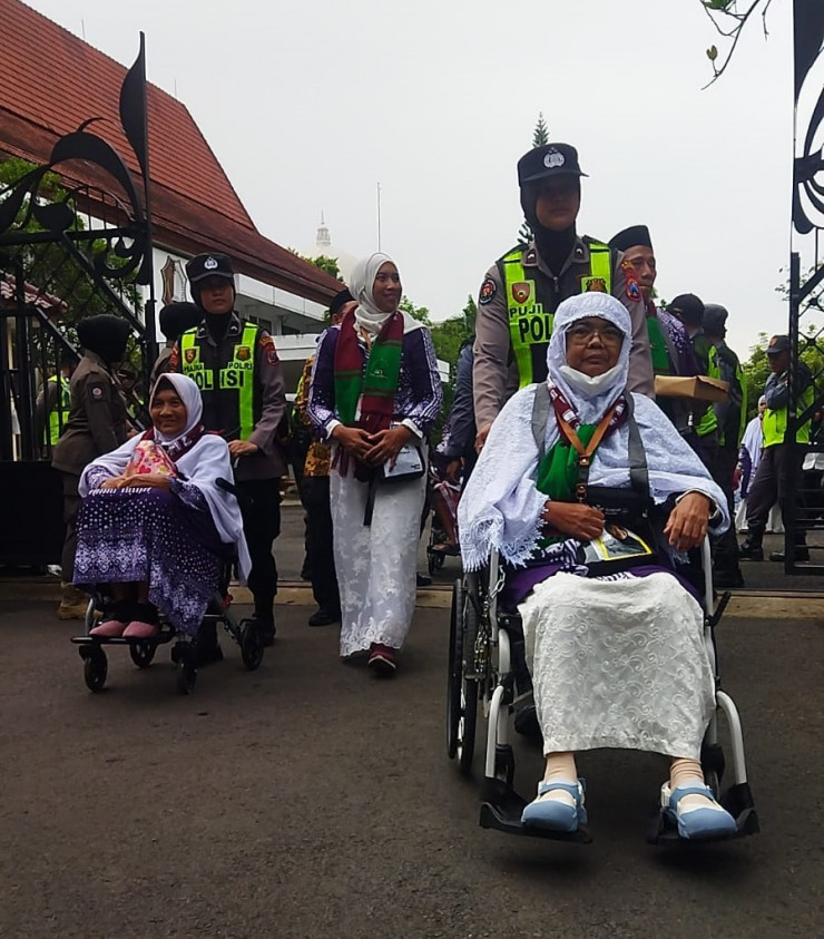 Sigap dan Tulus, Polwan Polres Bojonegoro Dampingi Calon Haji Lansia Menuju Bus