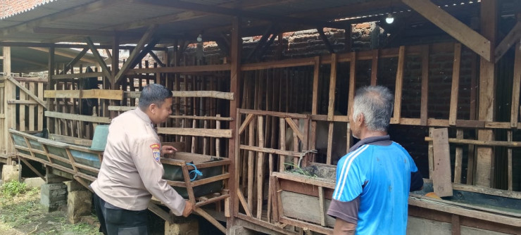 Polsek Wonoayu Motivasi Peternak Kambing Etawa Dukung Ketahanan Pangan Polresta Sidoarjo