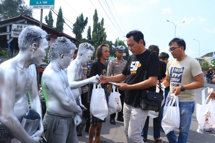Polisi Peduli, Turun ke Jalan Salurkan Bansos untuk Pekerja Jalanan di Ngawi