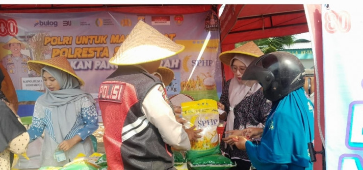 Polsek Krian Gelar Bazar Murah dan Distribusi ke Warga