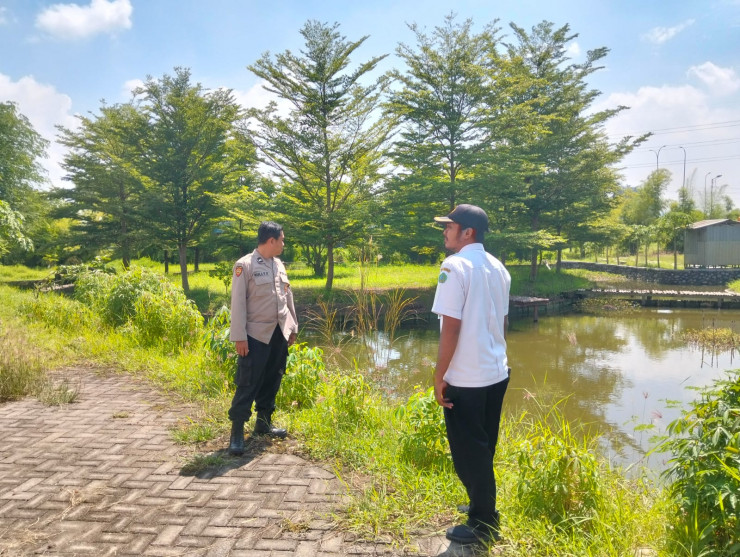 Polisi Cinta Petani, Bhabinkamtibmas Gedangan Turun Langsung ke Lahan Sayuran Terong di Sidoarjo